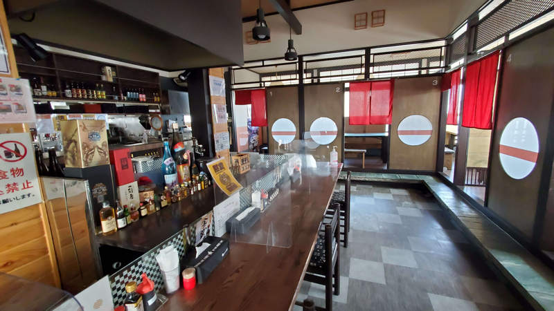 牡蠣街道 店内の様子 - カウンター席とテーブル席