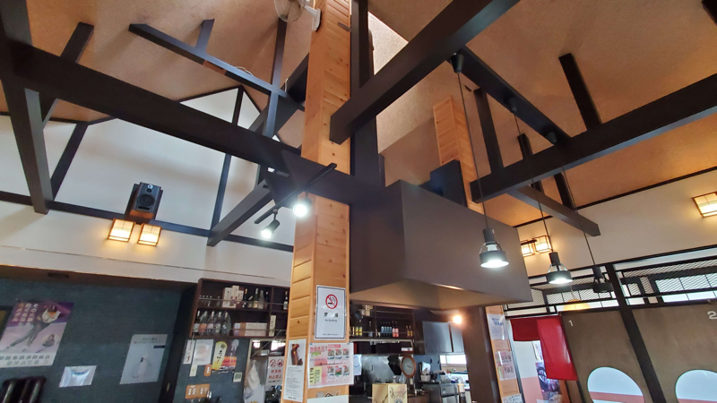 牡蠣街道 店内の様子 - 天井の梁とカウンター